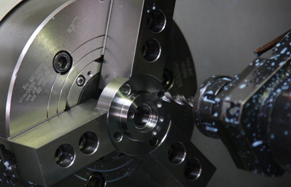 镗削和车削有哪些不同之处？